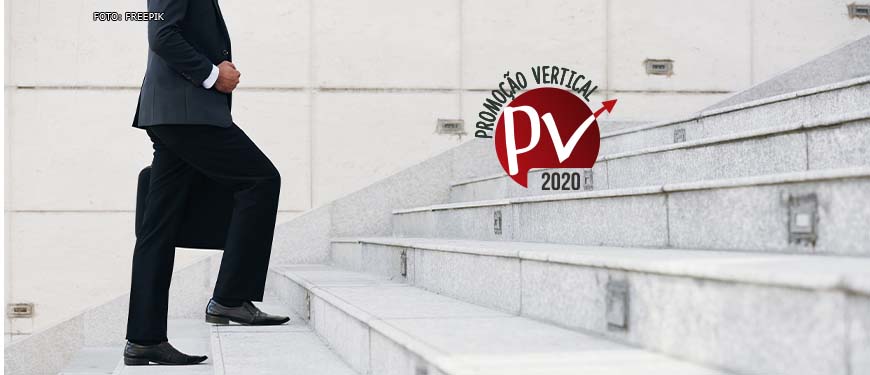 Foto de uma escada e um homem com enquadramento do peito para baixo usando terno preto subindo a escadaria. Há também uma marca da Promoção Vertical 2020.