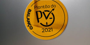 No primeiro card, há uma montagem digital de um adesivo aplicado sobre um fundo de vidro embaçado, no adesivo se lê "Balanço" junto do logo do Plantão da PV 2021. Conteúdo textual: SUCESSO- SINJUS encerra Plantão da PV 2021 com recorde de atendimentos. No segundo card estão os números do Plantão da PV 2021: 42 dias de orientações; 167 atendimentos (recorde); 27 atendimentos presenciais;140 atendimentos virtuais. Filiados atendidos em Belo Horizonte, interior do Estado e outros países