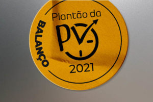 No primeiro card, há uma montagem digital de um adesivo aplicado sobre um fundo de vidro embaçado, no adesivo se lê "Balanço" junto do logo do Plantão da PV 2021. Conteúdo textual: SUCESSO- SINJUS encerra Plantão da PV 2021 com recorde de atendimentos. No segundo card estão os números do Plantão da PV 2021: 42 dias de orientações; 167 atendimentos (recorde); 27 atendimentos presenciais;140 atendimentos virtuais. Filiados atendidos em Belo Horizonte, interior do Estado e outros países