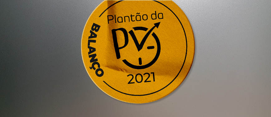 No primeiro card, há uma montagem digital de um adesivo aplicado sobre um fundo de vidro embaçado, no adesivo se lê "Balanço" junto do logo do Plantão da PV 2021. Conteúdo textual: SUCESSO- SINJUS encerra Plantão da PV 2021 com recorde de atendimentos. No segundo card estão os números do Plantão da PV 2021: 42 dias de orientações; 167 atendimentos (recorde); 27 atendimentos presenciais;140 atendimentos virtuais. Filiados atendidos em Belo Horizonte, interior do Estado e outros países