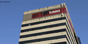 Fachada do edifício sede do TJMG com letreiro vermelho com letras brancas, identificando a unidade do Tribunal.