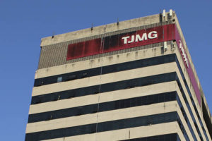 Fachada do edifício sede do TJMG com letreiro vermelho com letras brancas, identificando a unidade do Tribunal.