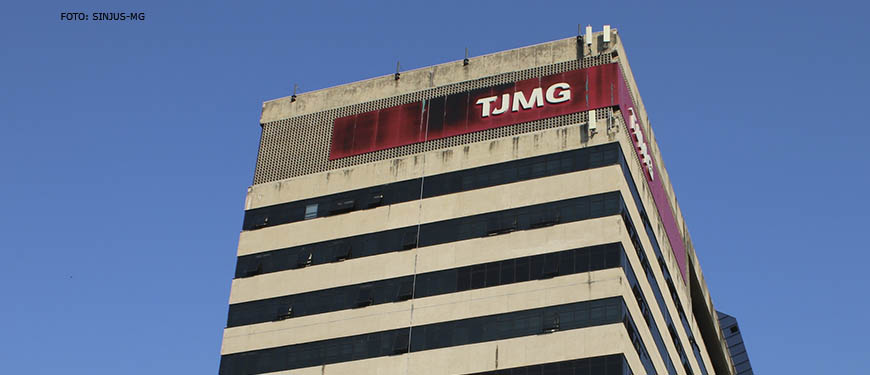 Fachada do edifício sede do TJMG com letreiro vermelho com letras brancas, identificando a unidade do Tribunal.