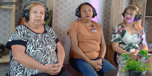 Há 3 mulheres sentadas no estúdio do SINJUS-MG, Maria Abadia de Souza (diretora de Finanças do Sisipsemg) , Antonieta Dorledo, presidente do Sindicato dos Servidores do Instituto de Previdência do Estado de Minas Gerais (Sisipsemg) e secretária da Mulher da Central dos Sindicatos Brasileiros (CSB) e Cristiane Sampaio, diretora Administrativa do SINJUS e coordenadora do Núcleo das Mulheres (NM).