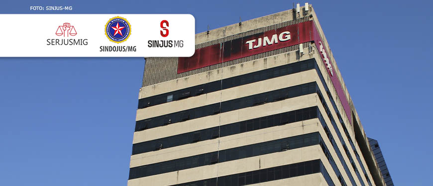 Edifício-sede do Tribunal de Justiça de Minas Gerais, a edificação tem pilares em concreto, janelas em vidro escuro que formam linhas horizontais e uma placa vermelha com o letreiro TJMG. sobre essa foto, há a aplicação digital dos logos dos três sindicatos que representam os servidores da Justiça, o Sindojus-MG, o Serjusmig e o SINJUS-MG.