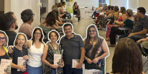 Imagem acessível: Montagem fotográfica do encontro promovido pelo NAP do SINJUS-MG sobre envelhecimento e o poder da respiração, realizado com a terapeuta Yone Fonseca e inspirado no livro EnvelheSer: Experiências que Ensinam, Decisões que Transformam. Ao fundo, participantes aparecem sentados em duas fileiras durante a atividade. Em primeiro plano, seis participantes posam sorrindo, alguns segurando exemplares do livro, que foram sorteados ao final do encontro.