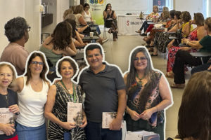 Imagem acessível: Montagem fotográfica do encontro promovido pelo NAP do SINJUS-MG sobre envelhecimento e o poder da respiração, realizado com a terapeuta Yone Fonseca e inspirado no livro EnvelheSer: Experiências que Ensinam, Decisões que Transformam. Ao fundo, participantes aparecem sentados em duas fileiras durante a atividade. Em primeiro plano, seis participantes posam sorrindo, alguns segurando exemplares do livro, que foram sorteados ao final do encontro.