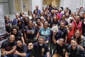 Foto de um grupo dos participantes do Encontro do Coletivo pela Igualdade Racial do Sindjus/RS.