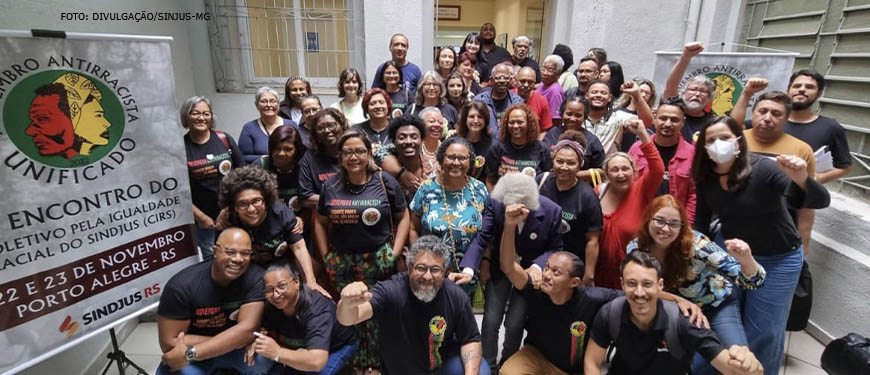 Foto de um grupo dos participantes do Encontro do Coletivo pela Igualdade Racial do Sindjus/RS.