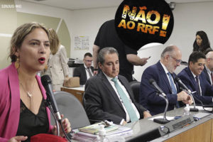 mesa diretiva da Comissão de Administração Pública (CAP) na ALMG, em destaque está a deputada Beatriz Cerqueira que fala ao microfone.