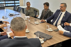 Representantes da presidência do TJMG em mesa de negociação com representantes sindicais do SINJUS-MG, Serjusmig e Sindojus/MG. Em destaque, falando aos presentes, está Alexandre Pires (coordenador-geral do SINJUS), ele apresenta uma expressão facial muito séria e gesticula apontando para um dos representantes do TJMG.