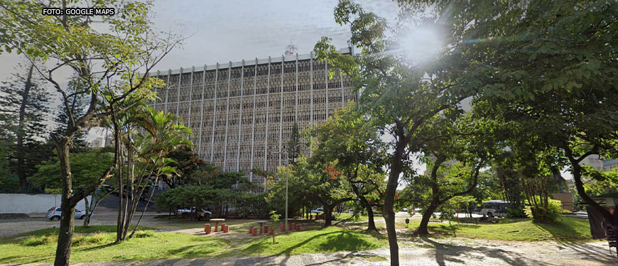 Foto diurna da fachada lateral do edifício situado à Praça Milton Campos, feita de baixo para cima.