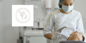 Imagem Acessível: A imagem mostra uma profissional de estética com máscara e touca cirúrgica realizando um procedimento facial em uma paciente deitada, em um ambiente clínico bem iluminado e limpo. No canto inferior esquerdo, aparece o logotipo da Plenna Harmonização Orofacial e Corporal, parceira do novo convênio. O texto em destaque informa: “Realce sua beleza com o novo convênio do SINJUS”, reforçando que a entidade passou a oferecer benefícios exclusivos em estética avançada para filiadas e filiados. Na base da imagem, é visível o logotipo do SINJUS-MG.