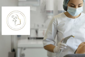 Imagem Acessível: A imagem mostra uma profissional de estética com máscara e touca cirúrgica realizando um procedimento facial em uma paciente deitada, em um ambiente clínico bem iluminado e limpo. No canto inferior esquerdo, aparece o logotipo da Plenna Harmonização Orofacial e Corporal, parceira do novo convênio. O texto em destaque informa: “Realce sua beleza com o novo convênio do SINJUS”, reforçando que a entidade passou a oferecer benefícios exclusivos em estética avançada para filiadas e filiados. Na base da imagem, é visível o logotipo do SINJUS-MG.