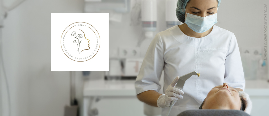 Imagem Acessível: A imagem mostra uma profissional de estética com máscara e touca cirúrgica realizando um procedimento facial em uma paciente deitada, em um ambiente clínico bem iluminado e limpo. No canto inferior esquerdo, aparece o logotipo da Plenna Harmonização Orofacial e Corporal, parceira do novo convênio. O texto em destaque informa: “Realce sua beleza com o novo convênio do SINJUS”, reforçando que a entidade passou a oferecer benefícios exclusivos em estética avançada para filiadas e filiados. Na base da imagem, é visível o logotipo do SINJUS-MG.