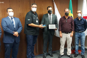 Grupo de dirigentes sindicais (Alexandre Pires, coordenador-geral do SINJUS-MG, Rui Viana, do Serjusmig e Eduardo Rocha do Sindojus-MG) posam para foto junto ao presidente do Tribunal de Justiça de Minas Gerais, o Desembargador Gilson Lemes, após reunião no TJMG.