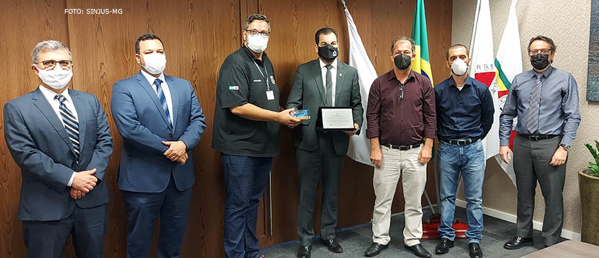 Grupo de dirigentes sindicais (Alexandre Pires, coordenador-geral do SINJUS-MG, Rui Viana, do Serjusmig e Eduardo Rocha do Sindojus-MG) posam para foto junto ao presidente do Tribunal de Justiça de Minas Gerais, o Desembargador Gilson Lemes, após reunião no TJMG.