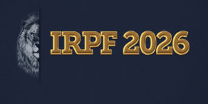 Imagem com fundo azul escuro. À esquerda, aparece metade do rosto de um leão em estilo realista, com expressão firme e olhar intenso, parcialmente oculto pela sombra. À direita, em destaque, está o texto “IRPF 2026” em letras grandes, douradas e com efeito tridimensional. Conteúdo textual: IMPORTANTE - SINJUS-MG esclarece inconsistências no processamento do IRPF 2026