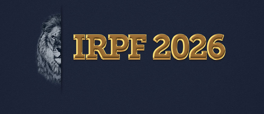 Imagem com fundo azul escuro. À esquerda, aparece metade do rosto de um leão em estilo realista, com expressão firme e olhar intenso, parcialmente oculto pela sombra. À direita, em destaque, está o texto “IRPF 2026” em letras grandes, douradas e com efeito tridimensional. Conteúdo textual: IMPORTANTE - SINJUS-MG esclarece inconsistências no processamento do IRPF 2026