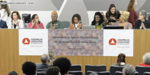Mesa diretiva do Lançamento da Agenda por um Estatuto da Igualdade Racial de Minas Gerais, na ALMG. Na mesa estão deputadas e representantes do movimento negro de Minas Gerais.