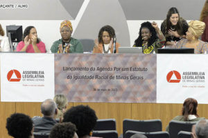 Mesa diretiva do Lançamento da Agenda por um Estatuto da Igualdade Racial de Minas Gerais, na ALMG. Na mesa estão deputadas e representantes do movimento negro de Minas Gerais.