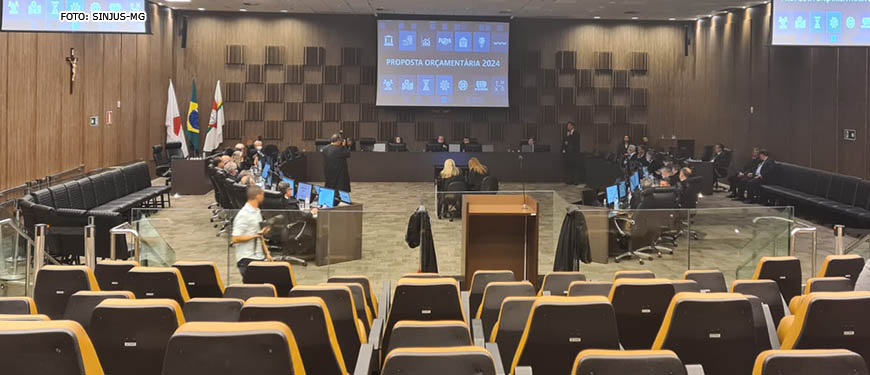 Auditório do Órgão Especial, os desembargadores estão reunidos nas laterais de uma mesa diretiva, ao fundo desta há um grande painel de led, onde é possível ler "Proposta Orçamentária 2024".