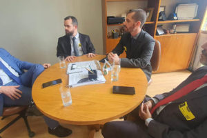 Deputado Federal Reginaldo Lopes em reunião com os representantes do SINJUS-MG. Estão na mesa com o deputado o coordenador-geral do Sindicato, Alexandre Pires, o diretor de Assuntos Jurídicos, Felipe Rodrigues e o diretor de Finanças, Alex Aguiar.