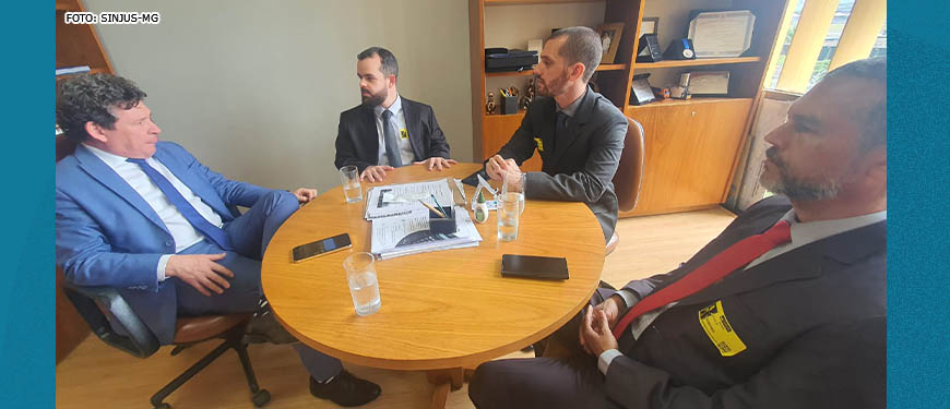 Deputado Federal Reginaldo Lopes em reunião com os representantes do SINJUS-MG. Estão na mesa com o deputado o coordenador-geral do Sindicato, Alexandre Pires, o diretor de Assuntos Jurídicos, Felipe Rodrigues e o diretor de Finanças, Alex Aguiar.