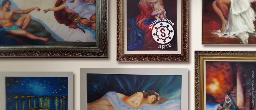 Imagem Acessível: A imagem mostra uma parede com várias pinturas emolduradas de estilo clássico e religioso, incluindo figuras humanas e cenas bíblicas. Em destaque no centro, o texto: “SINJUS Apoia: filiada aposentada retoma a arte e expõe suas obras em BH”. No canto superior direito, há o crédito “Foto: Rosana Marchetto” e o selo “SINJUS Apoia Arte”.