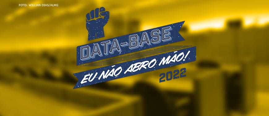 Em destaque a arte do SINJUS com os dizeres em azul escuro “Data-Base. Eu não abro mão! 2022” e ao fundo, com filtro amarelo, está uma foto de um plenário de comissão da Assembleia Legislativa de Minas Gerais.