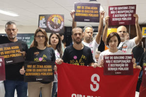 Fotografia da mobilização de servidores públicos na ALMG, se vê cartazes sendo erguidos pelos mesmos com o teor de luta contra a RRF.