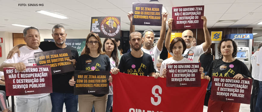 Fotografia da mobilização de servidores públicos na ALMG, se vê cartazes sendo erguidos pelos mesmos com o teor de luta contra a RRF.