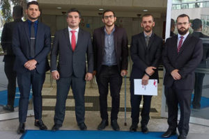 Representantes sindicais estão lado a lado em frente à entrada do CNJ (Conselho Nacional de Justiça), em Brasília, eles estão em trajes sociais e com semblante sério. Entre os sindicalistas estão Alexandre Pires, coordenador-geral e Felipe Rodrigues, diretor Financeiro, ambos do SINJUS-MG.