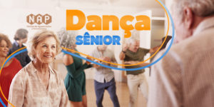 A imagem divulga o próximo encontro do NAP – Núcleo de Aposentados e Pensionistas do SINJUS MG. No topo, o título em destaque: “Dança SÊNIOR”. A foto ao fundo mostra pessoas idosas participando de uma atividade de dança em grupo, em ambiente interno. Em primeiro plano, uma senhora sorri enquanto dança; atrás delas, outros participantes interagem e acompanham os movimentos.