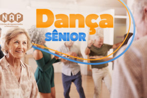 A imagem divulga o próximo encontro do NAP – Núcleo de Aposentados e Pensionistas do SINJUS MG. No topo, o título em destaque: “Dança SÊNIOR”. A foto ao fundo mostra pessoas idosas participando de uma atividade de dança em grupo, em ambiente interno. Em primeiro plano, uma senhora sorri enquanto dança; atrás delas, outros participantes interagem e acompanham os movimentos.
