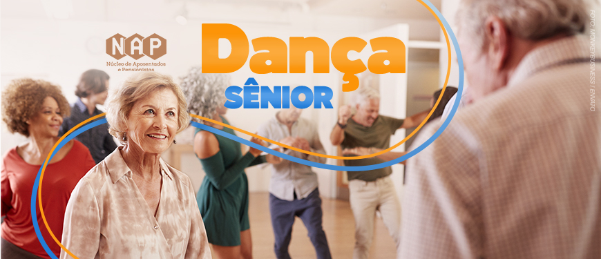 A imagem divulga o próximo encontro do NAP – Núcleo de Aposentados e Pensionistas do SINJUS MG. No topo, o título em destaque: “Dança SÊNIOR”. A foto ao fundo mostra pessoas idosas participando de uma atividade de dança em grupo, em ambiente interno. Em primeiro plano, uma senhora sorri enquanto dança; atrás delas, outros participantes interagem e acompanham os movimentos.