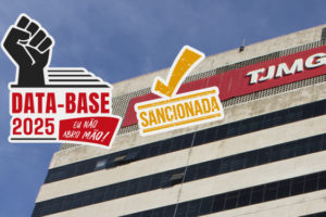 A imagem ao fundo mostra o prédio do TJMG visto de baixo, contra um céu azul. Sobre a imagem, há o selo da Data-Base 2025, incluindo um punho fechado erguido com o texto “Data-base 2025 – Eu não abro mão!”. O título ao lado em destaque informa: “Resultado da luta sindical: Data-base 2025 é sancionada”. Também aparece o selo destacando “Sancionada”. No topo, lê-se “Vitória concretizada” e na base, o logo do SINJUS-MG.