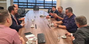 Em uma mesa retangular estão sentados e dialogando os representantes dos TJMG e os dirigentes do Serjusmig, Sindodojus/MG e do SINJUS-MG, representado pelo diretor de Formação Política e Sindical, Wagner Ferreira.