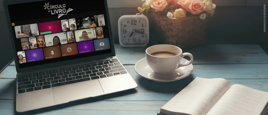 Imagem Acessível: A imagem mostra um ambiente aconchegante com uma mesa de madeira azul, um notebook exibindo uma videoconferência com várias pessoas e o logotipo “Círculo do Livro”, além de uma xícara de café, um livro aberto e um vaso com flores. Na parte inferior, o texto diz: “Reflexão sobre masculinidade saudável marca o início da nova temporada do Círculo do Livro do NM”.