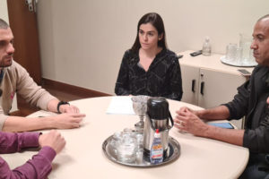 Sentados ao redor de uma mesa redonda estão Felipe Rodrigues, Alexandre Pires, Lohanna França, Wagner Ferreira e Alexandre Gomes