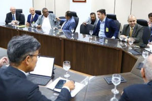 Na foto estão sentados ao redor de uma mesa em formato de “U” o vice-presidente da República, Geraldo Alckmin, e representantes de entidades sindicais, entre elas da CSPB, da qual o SINJUS-MG faz parte.