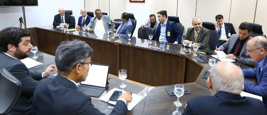 Na foto estão sentados ao redor de uma mesa em formato de “U” o vice-presidente da República, Geraldo Alckmin, e representantes de entidades sindicais, entre elas da CSPB, da qual o SINJUS-MG faz parte.