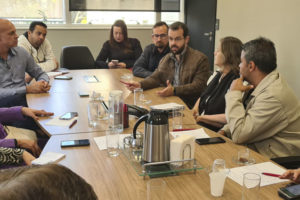 Foto de reunião em que diretoras e diretores de diversas entidades representativas dos servidores públicos mineiros estão ao redor de uma mesa, entre eles estão os dirigentes do SINJUS Felipe Rodrigues e Alexandre Gomes.