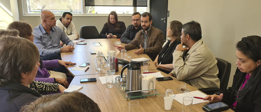 Foto de reunião em que diretoras e diretores de diversas entidades representativas dos servidores públicos mineiros estão ao redor de uma mesa, entre eles estão os dirigentes do SINJUS Felipe Rodrigues e Alexandre Gomes.