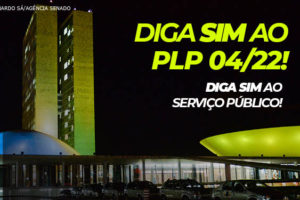 É noite e o edifício sede do Congresso Nacional em Brasília está iluminado com as cores da bandeira brasileira. O edifício tem duas torres paralelas, ladeada por dois semicírculos, um côncavo e outro convexo. Conteúdo Textual: DIGA SIM AO PLP 04/22!