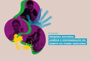 retratos de uma mulher branca e dois homens negros, um deles está em uma cadeira de rodas, eles tem expressão de preocupação em seus rostos e seus retratos estão inseridos em formas orgânicas com filtro lilás. Por trás da montagem com os retratos, há uma mão fazendo um gesto de "pare".