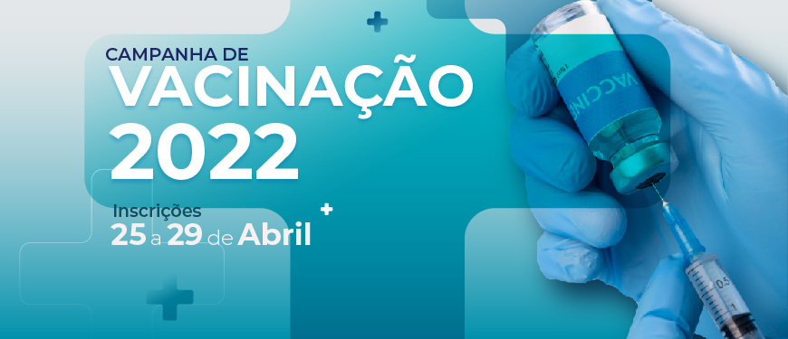 Card em tons de azul, à direita temos uma foto de uma mão segurando uma ampola enchendo uma seringa de vacinação, ao centro da imagem temos o conteúdo textual "Campanha de Vacinação 2022. Inscrições de 25 a 29 de Abril".