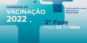 Em um fundo azul temos o conteúdo textual " Campanha de Vacinação 2022. 2ª Fase. Início 23 de maio. Confira requisitos e outras informações em www.sinjus.org.br"