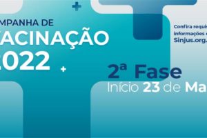 Em um fundo azul temos o conteúdo textual " Campanha de Vacinação 2022. 2ª Fase. Início 23 de maio. Confira requisitos e outras informações em www.sinjus.org.br"