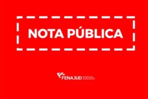 Fundo vermelho com pontilhado branco ao redor e texto dentro: "Nota pública". Logo da Fenajud centralizado na parte inferior da imagem.